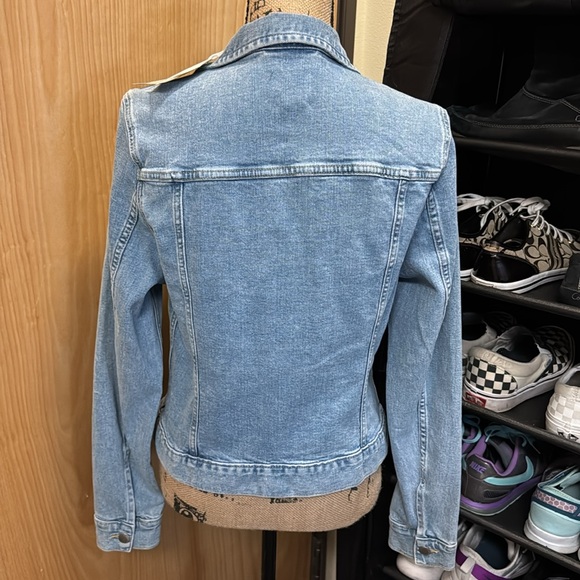 NWT H&M light blue jean jacket. All functional pockets and button cuffs. Medium. - Picture 10 of 16